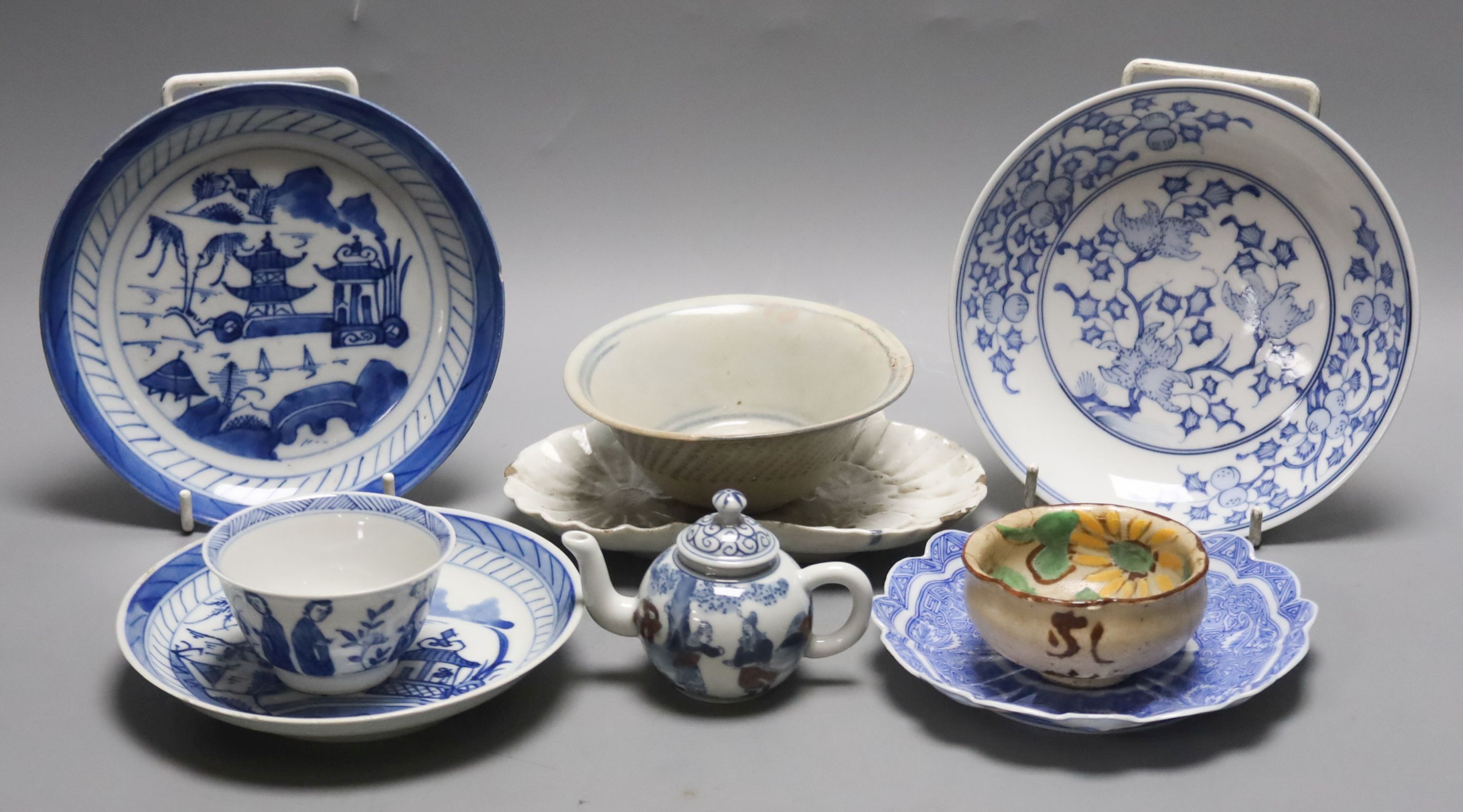 Assorted Chinese and oriental ceramics.